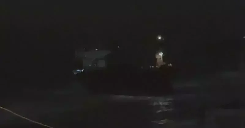 Sarıyer de yük gemisi karaya oturdu