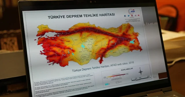Artan deprem grafiğine uzman yorumu Prof. Dr. Şerif Barış: Türkiye de de dünyada da depremler zaman zaman bazı dönemlerde artar, bazı dönemlerde azalır. Bu o dönemlerden bir tanesi Bu sayılara bakmadan bizim hazırlanmamız lazım Kocaeli Haberleri