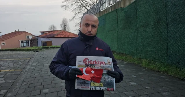 Türkiye Gazetesi dağıtıcısından duygulandıran hareket Bayrak sevgisi, vatan sevgisidir deyip akan trafikte yolundan geri döndü Zonguldak Haberleri