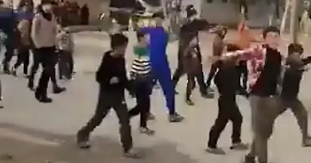 Hasekiler sokağa çıkma yasağına rağmen Suriye güçlerini coşkuyla karşıladı VİDEO İZLE