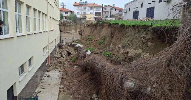Manisa da istinat duvarı, lise bahçesine çöktü Manisa Haberleri