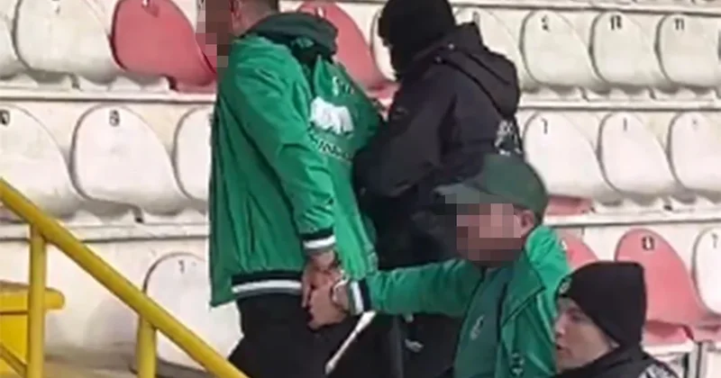 Maç esnasında gerginlik! Stat karıştı iki taraftara kelepçe takıldı Sözcü Gazetesi
