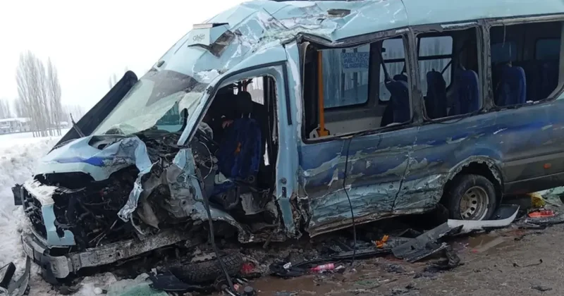 Yüksekova’da yolcu minibüsü ile otobüs çarpıştı: Çok sayıda yaralı var