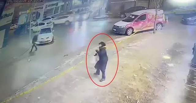 Çatıdan düşen buz kütlesinin altında kalmaktan son anda kurtuldu Erzurum Haberleri