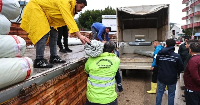 Büyükşehir den hortum ve fırtınadan zarar gören üreticiye sera naylonu desteği Antalya Haberleri