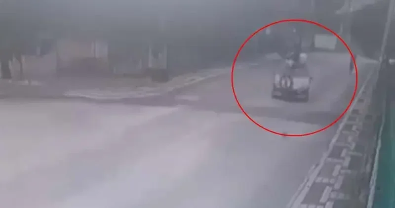 Otomobille çarpışan elektrikli bisiklet sürücüsünün yaralandığı kaza kamerada