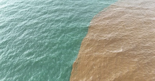 Alanya da toz taşınımı ve sağanak yağış denizin rengini değiştirdi Bazı mahallelerde çamur yağdı, derelerden denize taşınan sular sahil kesiminde denizin rengini kahverengiye çevirdi Antalya Haberleri