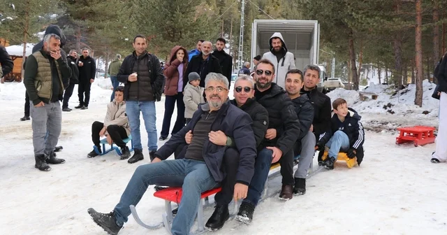 Erzurum da kızaklarla kıyasıya yarış Gençler çam ağaçları içindeki festivalde gönüllerince eğlendiler Erzurum Haberleri