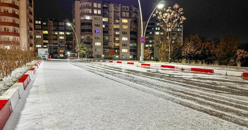 Uşak dolu ile beyaza büründü