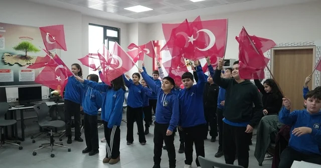 Zabıtadan bayrak sevgisine destek Düzce zabıtası okullarda Türk bayrağı dağıttı Düzce Haberleri