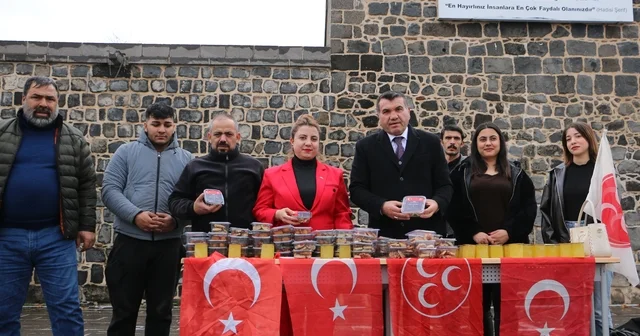 Diyarbakır da vatandaşlardan Devlet Bahçeli ye süreç teşekkürü MHP Sur teşkilatı, vatandaşların kandilini kutlayıp ikramda bulundu Diyarbakır Haberleri