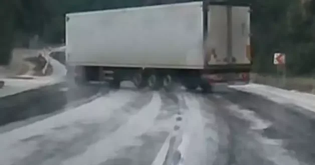 Kayganlaşan yolda kayan tır yürekleri ağza getirdi!