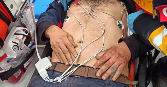 Hatay da uçurumdan yuvarlanan kepçeden atlayan operatör yaralı kurtarıldı Hatay Haberleri