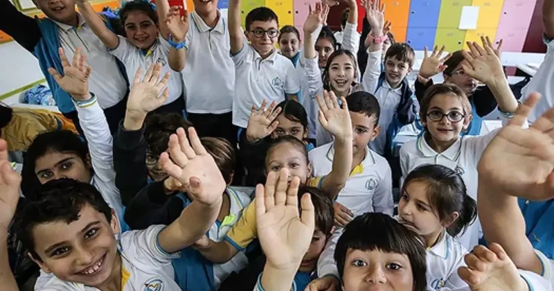 MEB öğrencileri üzecek takvimi açıkladı, tatiller birleşti