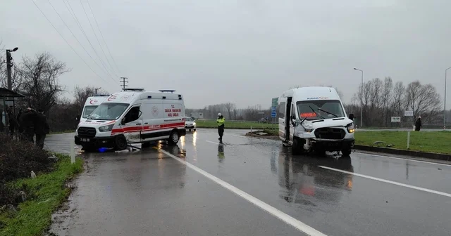 Ambulans ile servis minibüsü çarpıştı: 10 yaralı Sakarya Haberleri