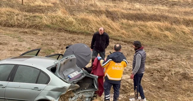 Yoldan çıkan lüks araç şarampole devrildi: 3 yaralı Bir vatandaşlar yaralıların ıslanmaması için üzerlerine şemsiye tuttu Konya Haberleri