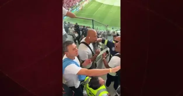 Felipe Melo ile Corinthians taraftarları arasında arbade çıktı