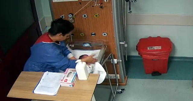 Kahramanmaraş ta, hemşirenin başka bir bebeği daha darbettiği görüntüler ortaya çıktı Kahramanmaraş Haberleri