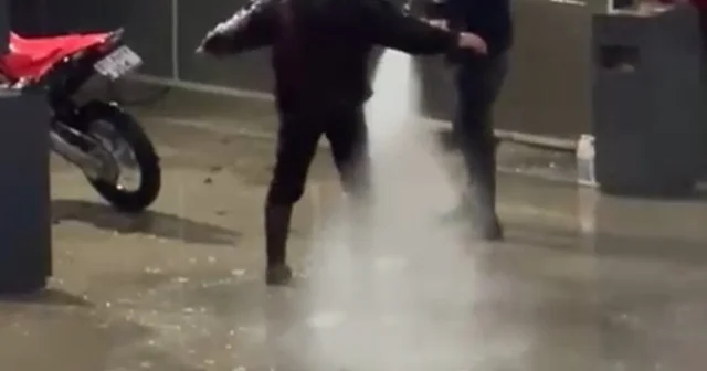 Çamurlu araziden dönen motosiklet sürücüsü, basınçlı suyla temizlendi Osmaniye Haberleri