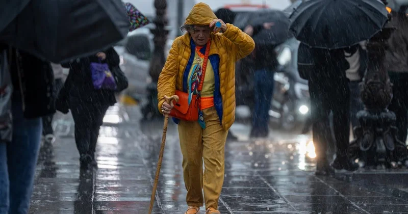 Meteoroloji 53 ili uyardı: Sağanak, fırtına ve kar bekleniyor