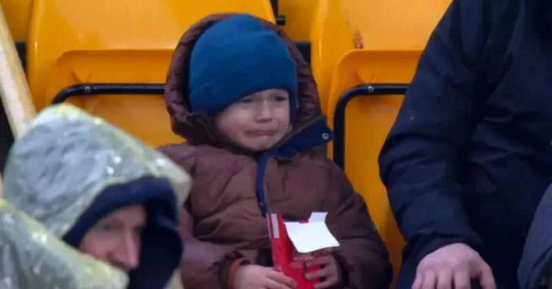 İngiliz ekibinden gözyaşlarına boğulan minik taraftara unutamayacağı jest