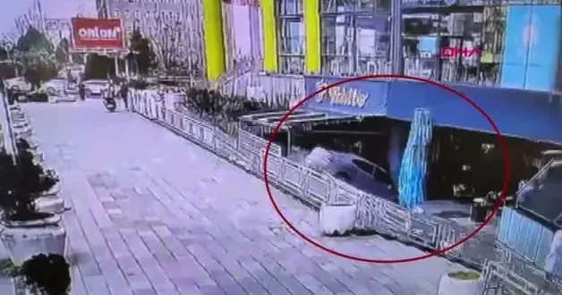 Fren yerine gaza basan sürücü AVM ye daldı! İşte o korkunç anlar