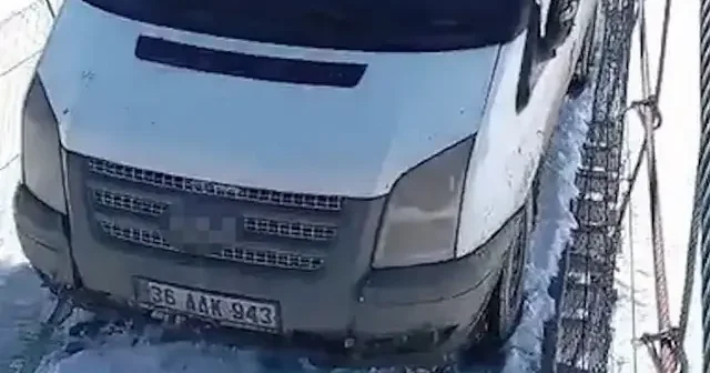 Kars ta asma köprüde minibüs mahsur kaldı VİDEO İZLE