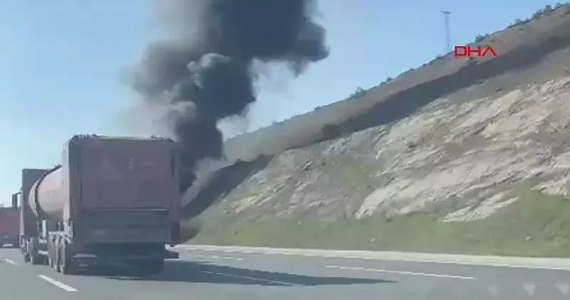 Eyüpsultan Kuzey Marmara Otoyolu nda hafriyat kamyonu yangını