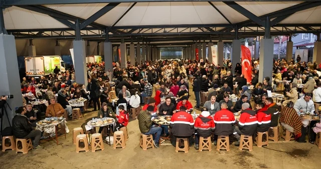 Başkan Yalım, Atatürk Mahallesi nde yüzlerce vatandaşla iftar sofrasında bir araya geldi Uşak Haberleri