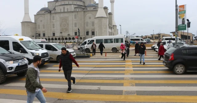 Üç şeritli yolda tehlikeli yaya geçidi korkutuyor Trabzon Haberleri