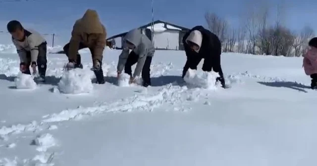 Ağrı da kar yağdı, çocuklar doyasıya eğlendi Ağrı Haberleri
