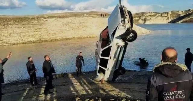 Batman da nehir kıyısına park edilen araç suya gömüldü Batman Haberleri