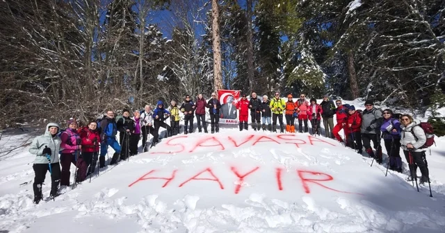 Uludağ da karlara savaşa hayır yazdılar Dağcılardan Savaşa hayır yürüyüşü Bursa Haberleri