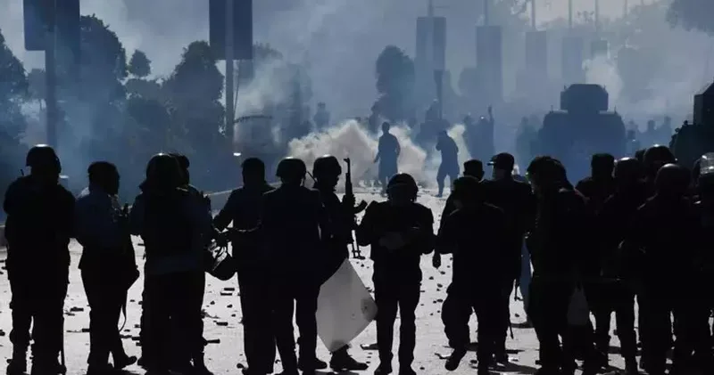 Pakistan da sokağa çıkma yasağı ilan edildi