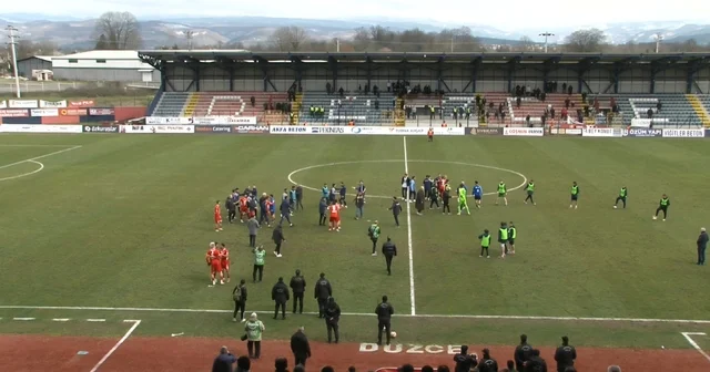 Düzcespor Sebat Gençlikspor maçı sonrası saha karıştı Sebat Gençlikspor oyuncularının Düzce tribünlerine hareketi olayları ateşledi Düzce Haberleri