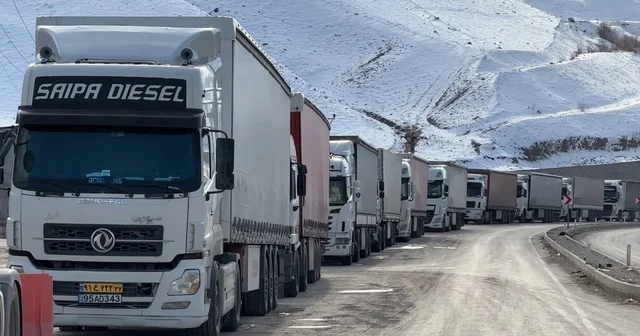 Türkiye İran sınır kapısında 2 kilometrelik tır kuyruğu oluştu Hakkari Haberleri