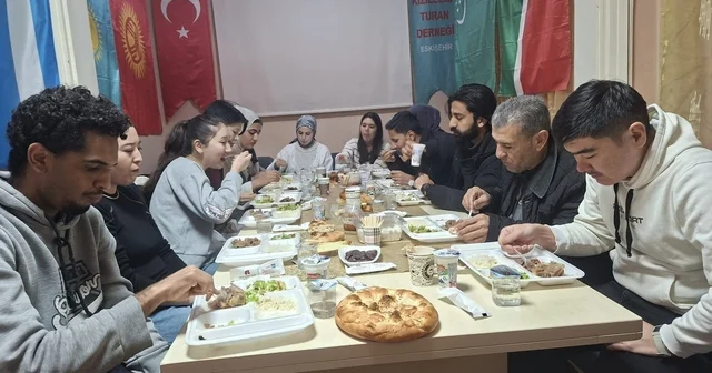 Eskişehir deki üniversitelerde okuyan Türk Dünyası öğrencileri iftar programında buluştu Eskişehir Haberleri