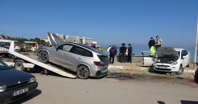 Ayvalık ta iki araç çarpıştı 2 si ağır 6 kişi yaralandı Balıkesir Haberleri