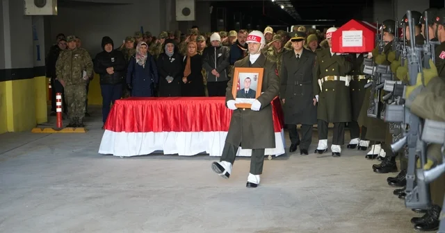 Türk bayrağına sarılı naaşıyla memleketine uğurlandı Erzincan da kazada hayatını kaybeden astsubay askeri törenle memleketine uğurlandı Erzincan Haberleri