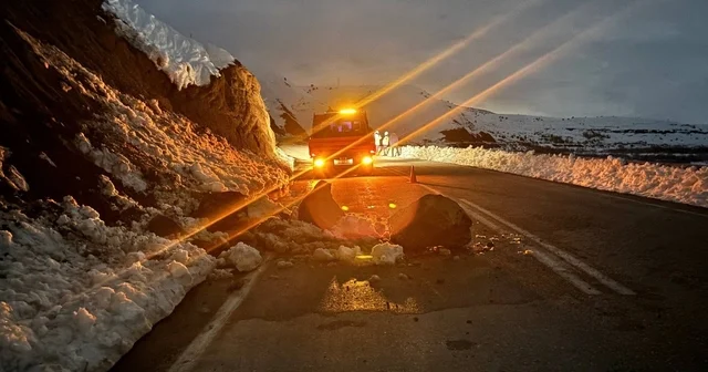 Erzincan da yamaçtan kopan kayalar yola düştü Erzincan Haberleri