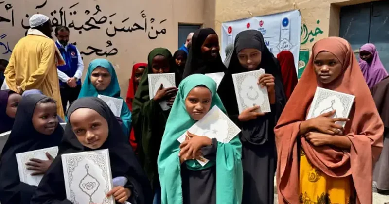Hediyem Kur an Olsun projesiyle Somali de iki bin kişi Kur an ı Kerim e kavuştu