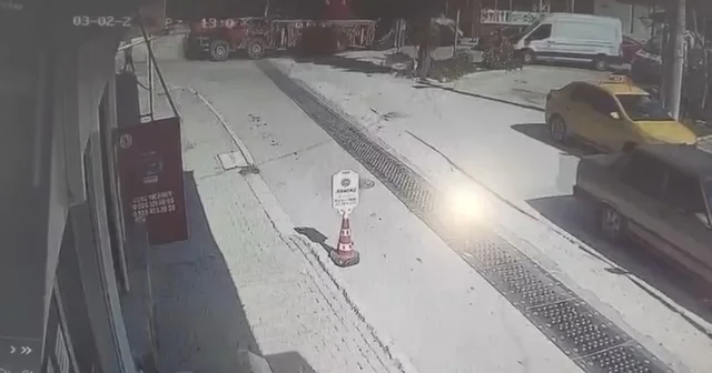 Kontrolden çıkan vincin otomobilleri sürüklediği anlar kamerada İzmir Haberleri