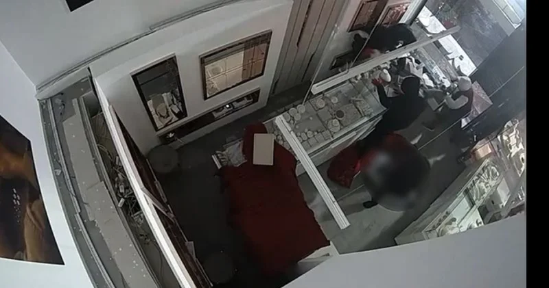 Son dakika: İstanbul da bir kuyumcuya 2 dakikada 18 milyonluk vurgun! Son dakika haberleri