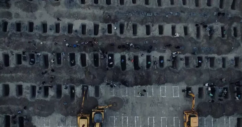 İran da okul saldırısında hayatını kaybeden öğrenciler son yolculuğuna uğurlanıyor