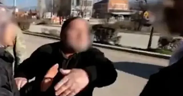 Ankara da yaşlı adam kazazedeler şoku atlatsın diye tokat attı VİDEO İZLE