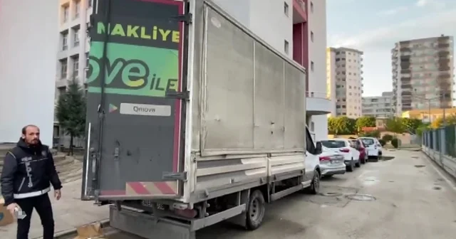 Kamyonetten 4 milyon 500 bin kaçak makaron çıktı Adana Haberleri