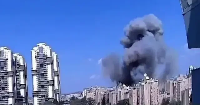 İran dan İsrail Beerşeba ya saldırı: Füzenin isabeti kameraya yansıdı VİDEO İZLE