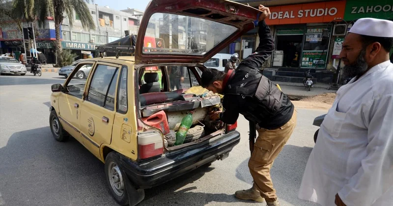 Pakistan da, Hamaney in öldürülmesiyle başlayan gösteriler nedeniyle sokağa çıkma yasağı ilan edildi