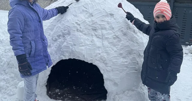 Yağışı eğlenceye dönüştüren çocuklar, kardan ev yaptı Kars Haberleri