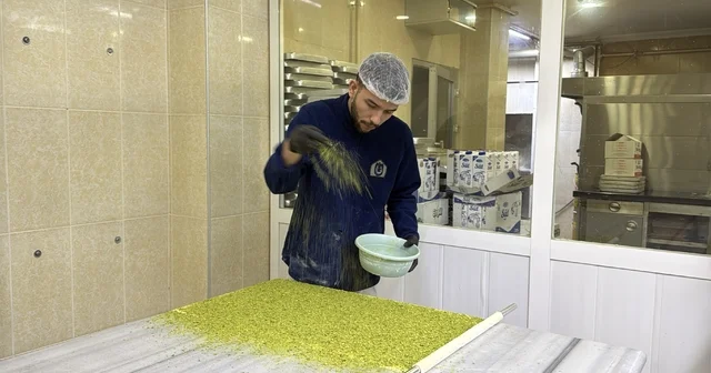 Tatlıcılarda ramazan mesaisi; iftar sofralarına baklava yetiştirmek için 12 saat çalışıyorlar Yalova Haberleri